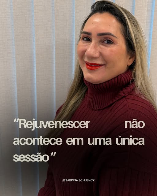 Paciente sorrindo após protocolo de rejuvenescimento personalizado, com a frase “Rejuvenescer não acontece em uma única sessão”